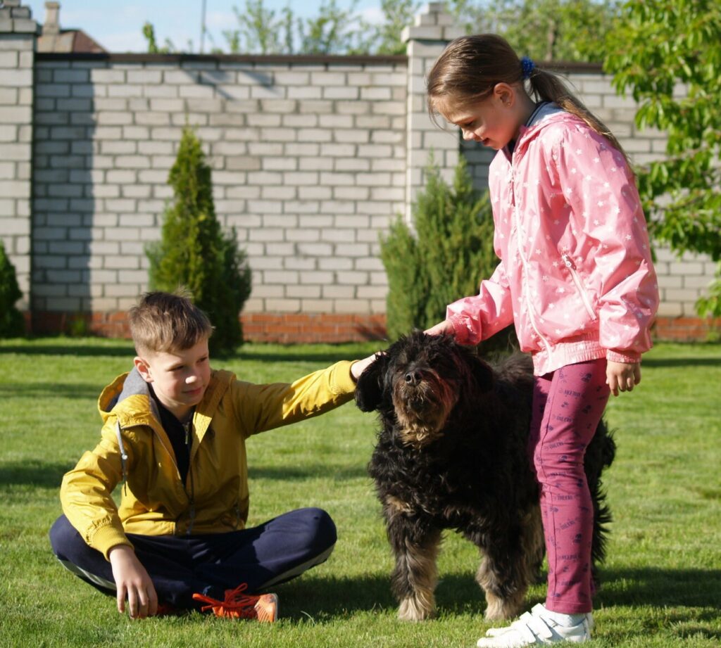 kids petting dog 